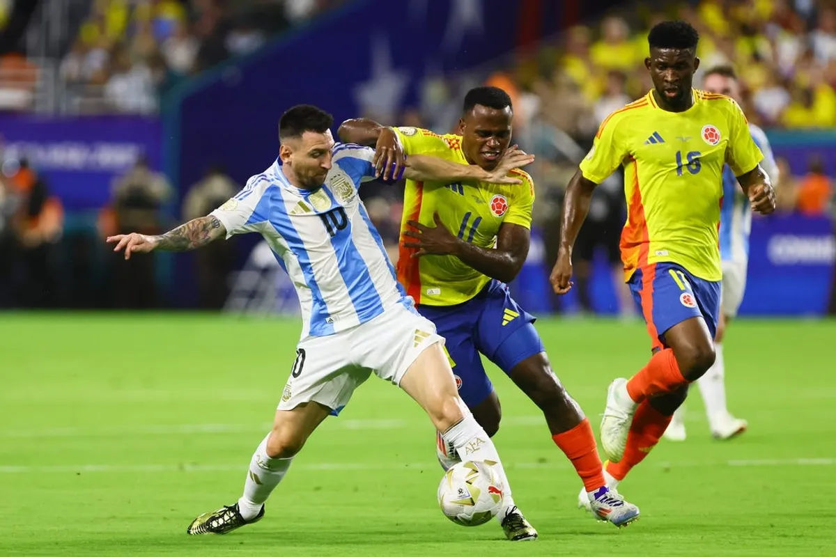 Argentina forward Lionel Messi (10) and Colombia midfielder Jhon Arias (11) battle for possession during the first half of the Copa America final at Hard Rock Stadium. Mandatory Credit: Sam Navarro-USA TODAY Sports