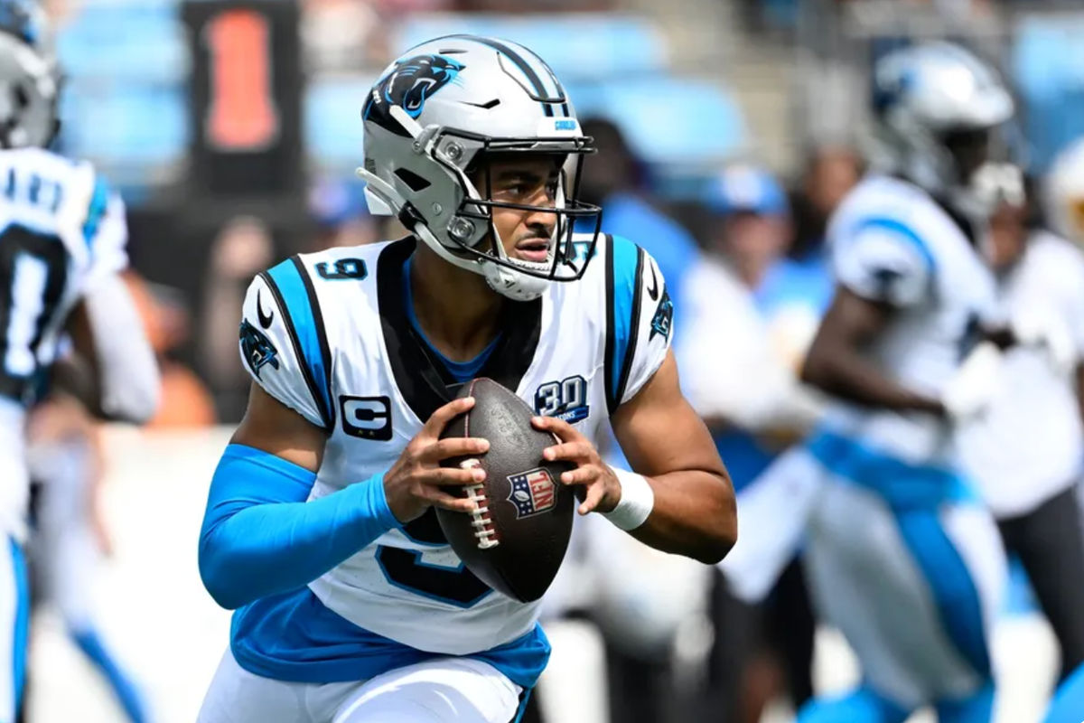 15 de setembro de 2024; Charlotte, Carolina do Norte, EUA; O quarterback do Carolina Panthers, Bryce Young (9), se prepara para passar no terceiro quarto no Bank of America Stadium. Crédito obrigatório: Bob Donnan-Imagn Images