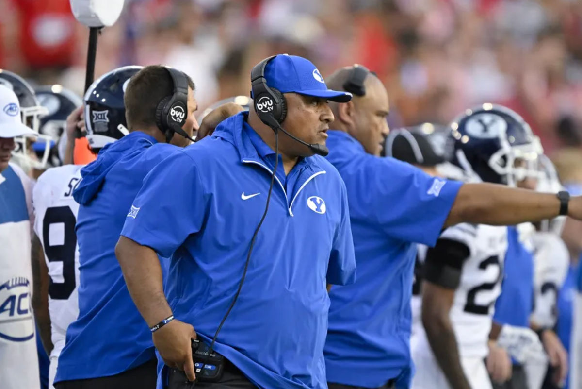 6 de setembro de 2024; Dallas, Texas, EUA; O técnico do BYU Cougars, Kalani Sitake, olha durante o primeiro tempo do jogo contra a SMU no Estádio Gerald J. Ford. Crédito obrigatório: Jerome Miron-Imagn Images