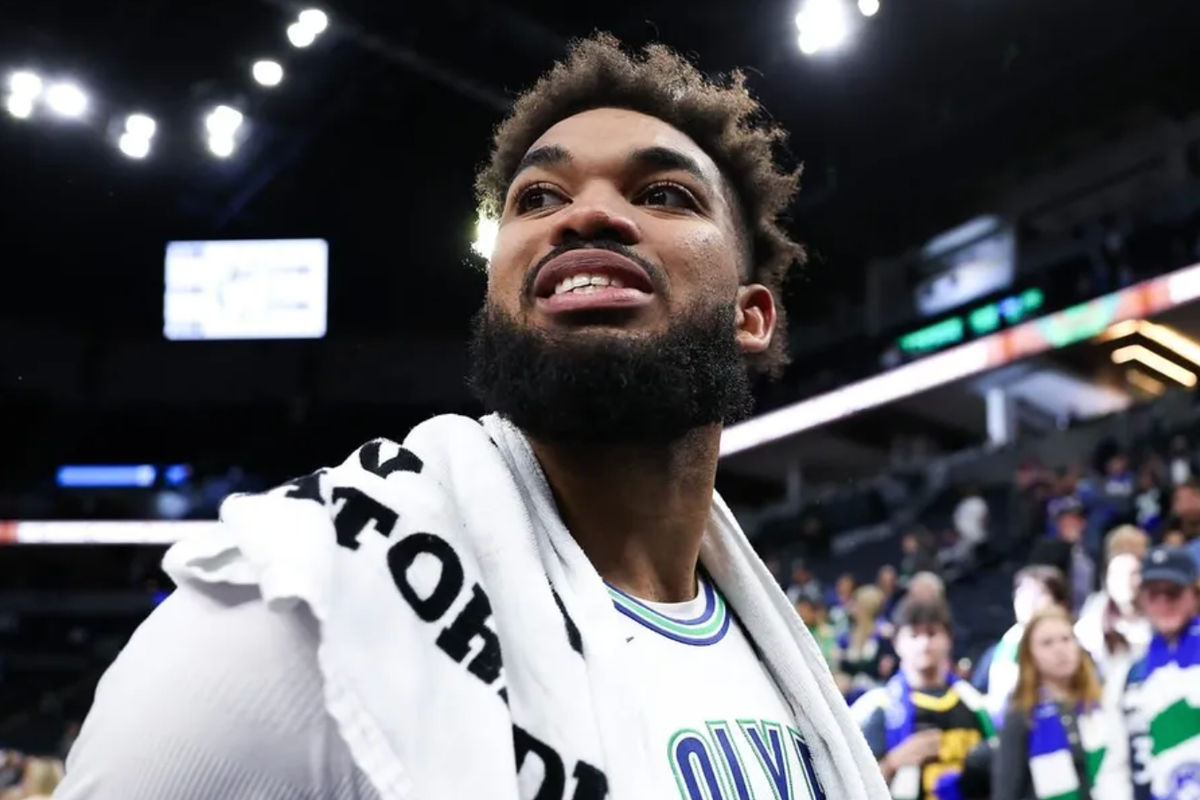 24 de febrero de 2024; Minneapolis, Minnesota, EE. UU.; El pívot de los Minnesota Timberwolves, Karl-Anthony Towns (32), reacciona a la victoria del equipo contra los Brooklyn Nets después del partido en el Target Center. Créditos: Matt Krohn-USA TODAY Sports
