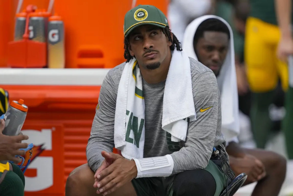 15 de septiembre de 2024; Green Bay, Wisconsin, EE. UU.; El mariscal de campo de los Green Bay Packers, Jordan Love, observa desde la banda durante el cuarto cuarto contra los Indianapolis Colts en Lambeau Field. Crédito obligatorio: Jeff Hanisch-Imagn Images