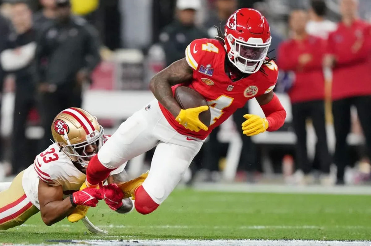11 de febrero de 2024; Paradise, Nevada, EE. UU.; El safety de los San Francisco 49ers, Logan Ryan (33), derriba al receptor abierto de los Kansas City Chiefs, Rashee Rice (4), durante el segundo cuarto del Super Bowl LVIII en el Allegiant Stadium. Crédito obligatorio: Kirby Lee-USA TODAY Sports