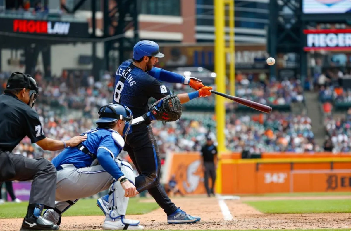 26 de mayo de 2024; Detroit, Michigan, EE. UU.; El tercera base de los Tigres de Detroit, Matt Vierling (8), batea durante un turno al bate en la cuarta entrada del juego contra los Azulejos de Toronto en el Comerica Park. Crédito obligatorio: Brian Bradshaw Sevald-USA TODAY Sports
