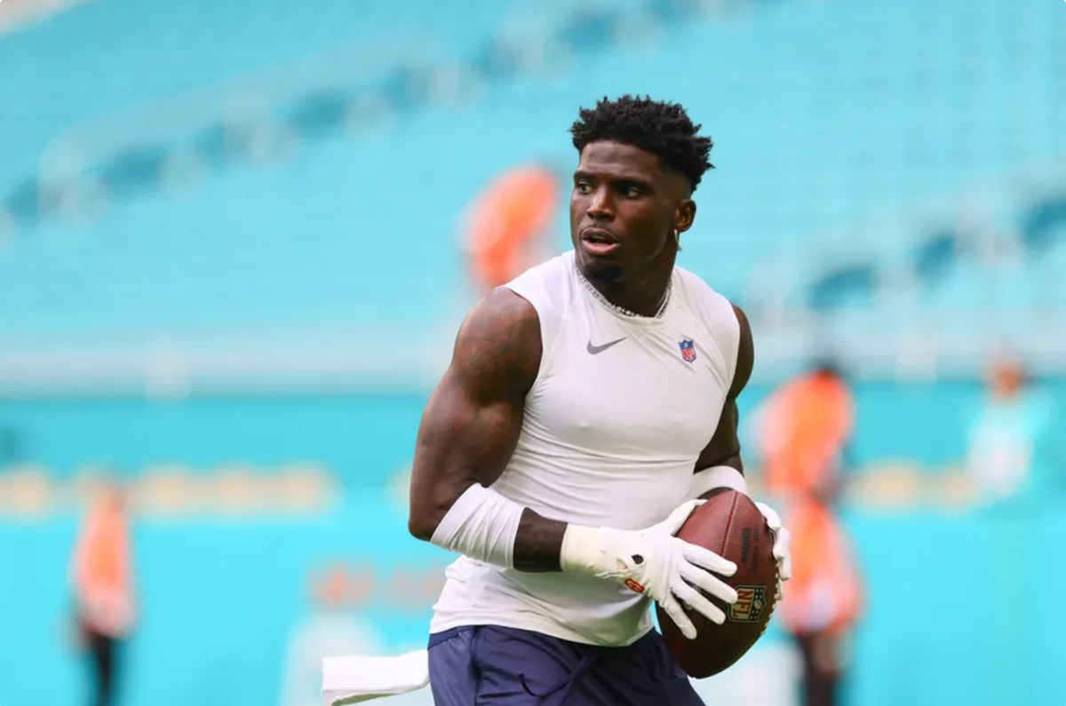 17 de agosto de 2024; Miami Gardens, Florida, EE. UU.; El receptor abierto de los Miami Dolphins, Tyreek Hill (10), lanza el balón antes del partido de pretemporada contra los Washington Commanders en el Hard Rock Stadium. Crédito obligatorio: Sam Navarro-Imagn Images