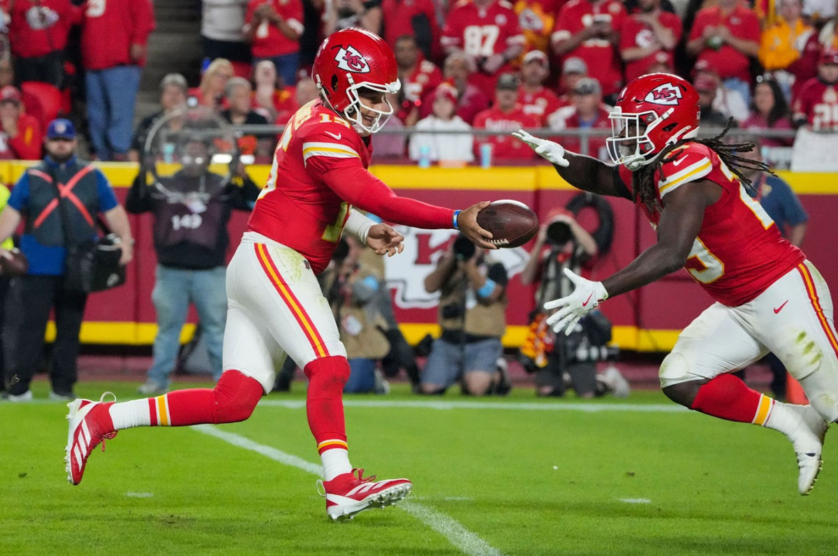 Patrick Mahomes passa a bola para Kareem Hunt no Monday Night Football. FOTO USA Today Sports Images