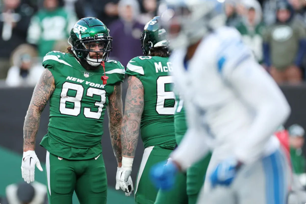 EAST RUTHERFORD, NOVA JERSEY - 18 DE DEZEMBRO: Tyler Conklin #83 do New York Jets olha para o jogo contra o Detroit Lions no MetLife Stadium em 18 de dezembro de 2022 em East Rutherford, Nova Jersey. créditos: por Sarah Stier | fonte: Getty Images
