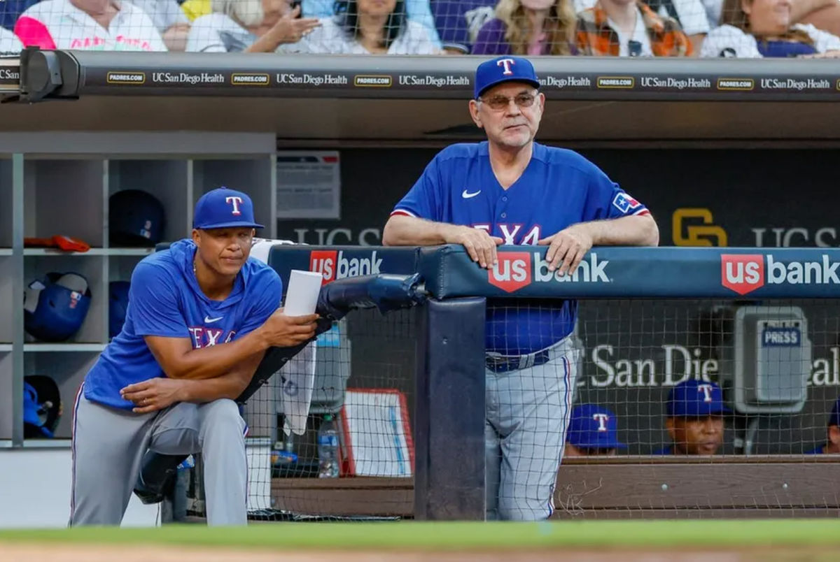 29 de julio de 2023; San Diego, California, EE. UU.; El mánager de los Rangers de Texas, Bruce Bochy (15), y el mánager asociado, Will Venable (83), observan cómo el lanzador abridor de los Padres de San Diego, Yu Darvish (11), lanza durante la quinta entrada contra los Padres de San Diego en Petco Park. Crédito obligatorio: David Frerker-USA TODAY Sports