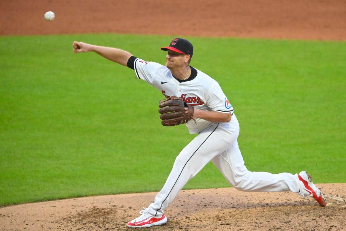 El veterano lanzador Alex Cobb en el montículo de los Cleveland Guardians. (Crédito de la foto: David Richard, Imagn Images)