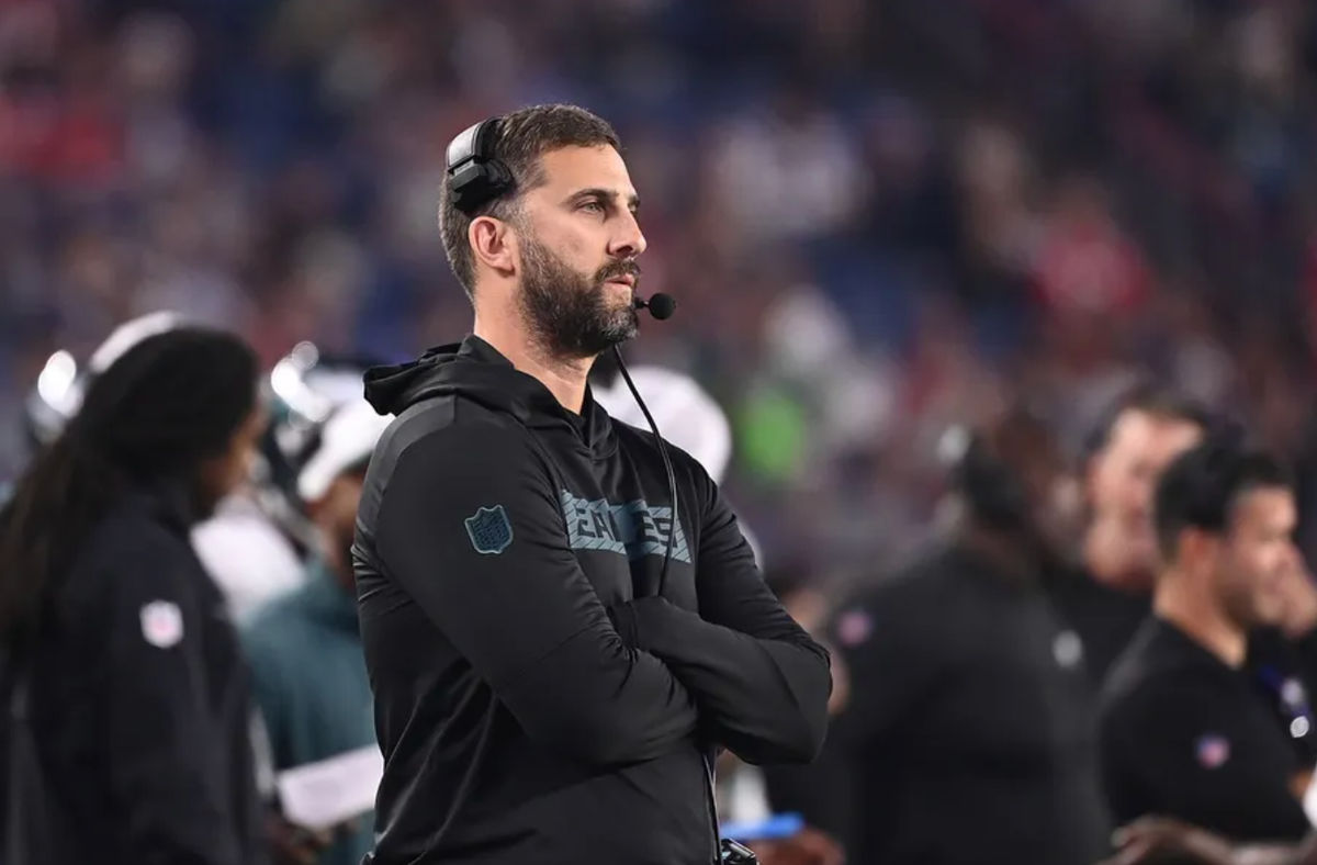 15 de agosto de 2024; Foxborough, MA, EE. UU.; El entrenador en jefe de los Philadelphia Eagles, Nick Sirianni, trabaja desde la línea lateral durante la primera mitad contra los New England Patriots en el Gillette Stadium. Crédito obligatorio: Eric Canha-USA TODAY Sports