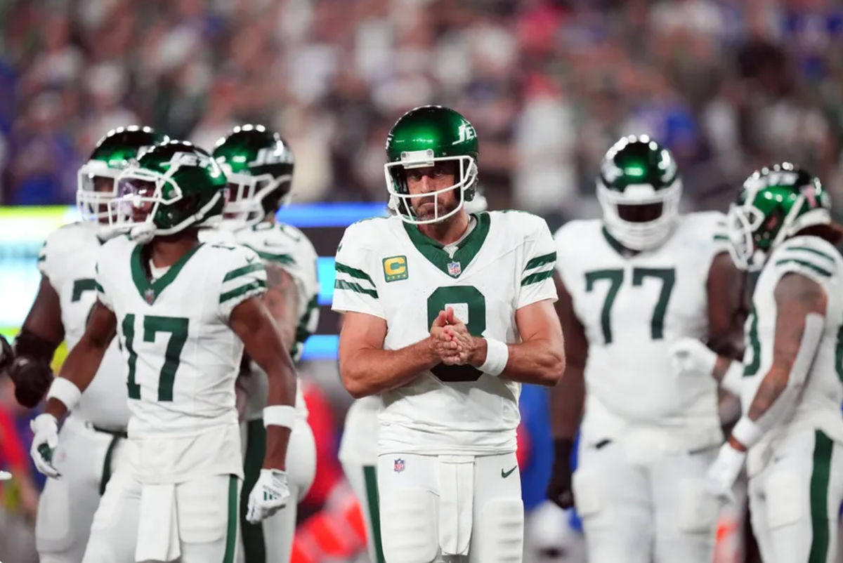 El mariscal de campo de los New York Jets, Aaron Rodgers (8), ingresa al campo con la ofensiva para enfrentar a los Buffalo Bills en el primer partido de local en el MetLife Stadium el lunes 11 de septiembre de 2023, en East Rutherford.