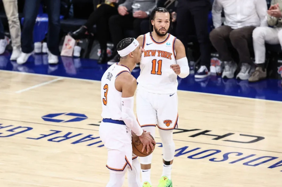 Nova York, Nova York, EUA; O armador do New York Knicks, Josh Hart (3), comemora com o armador Jalen Brunson (11) no quarto período contra o Philadelphia 76ers no primeiro jogo da primeira rodada dos playoffs da NBA de 2024 no Madison Square Garden. Crédito obrigatório: Wendell Cruz-Imagn Images