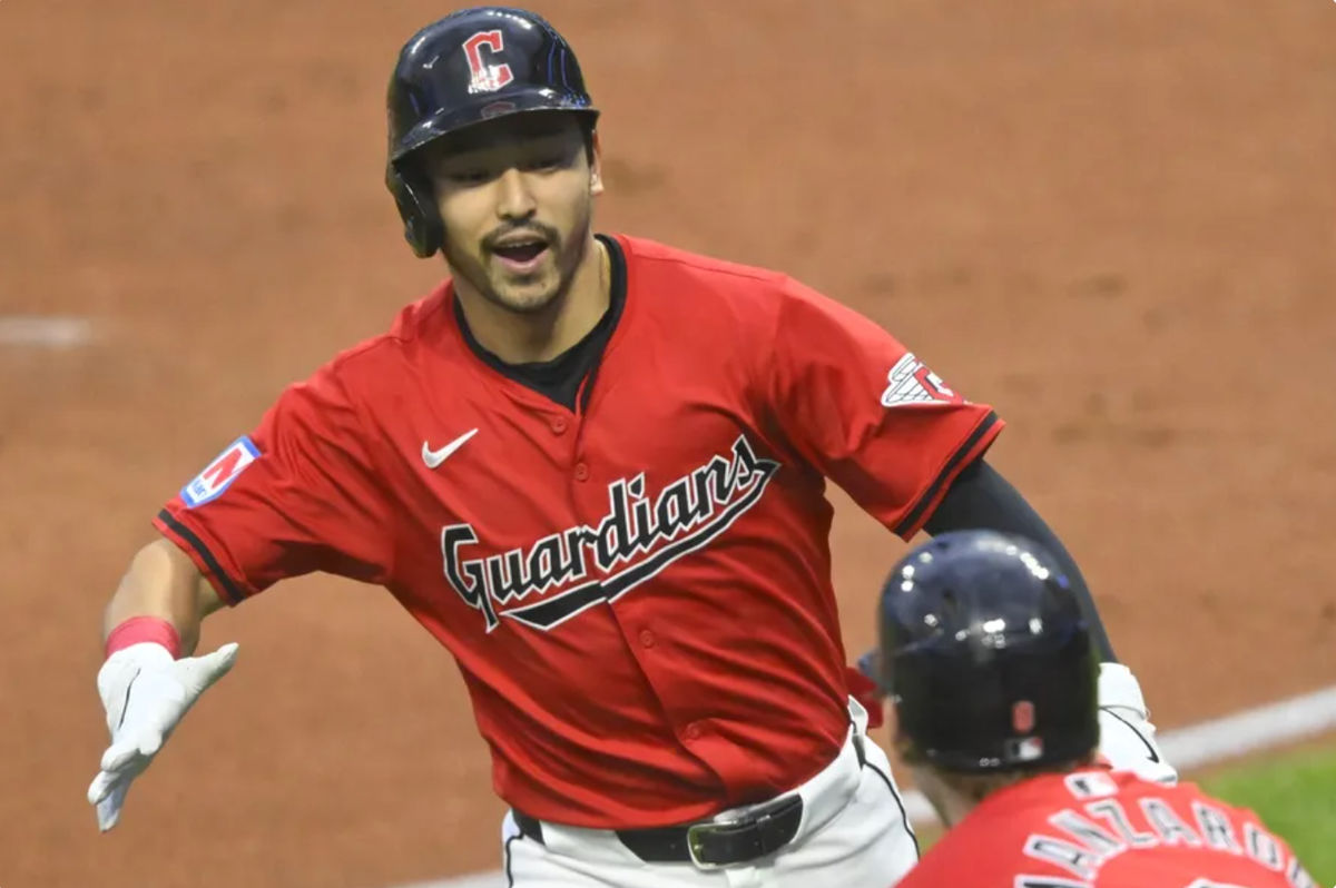 25 de setembro de 2024; Cleveland, Ohio, EUA; O defensor esquerdo do Cleveland Guardians Steven Kwan (38) comemora seu home run solo com o rebatedor designado Kyle Manzardo (9) no primeiro inning contra o Cincinnati Reds no Progressive Field. Crédito obrigatório: David Richard-Imagn Images