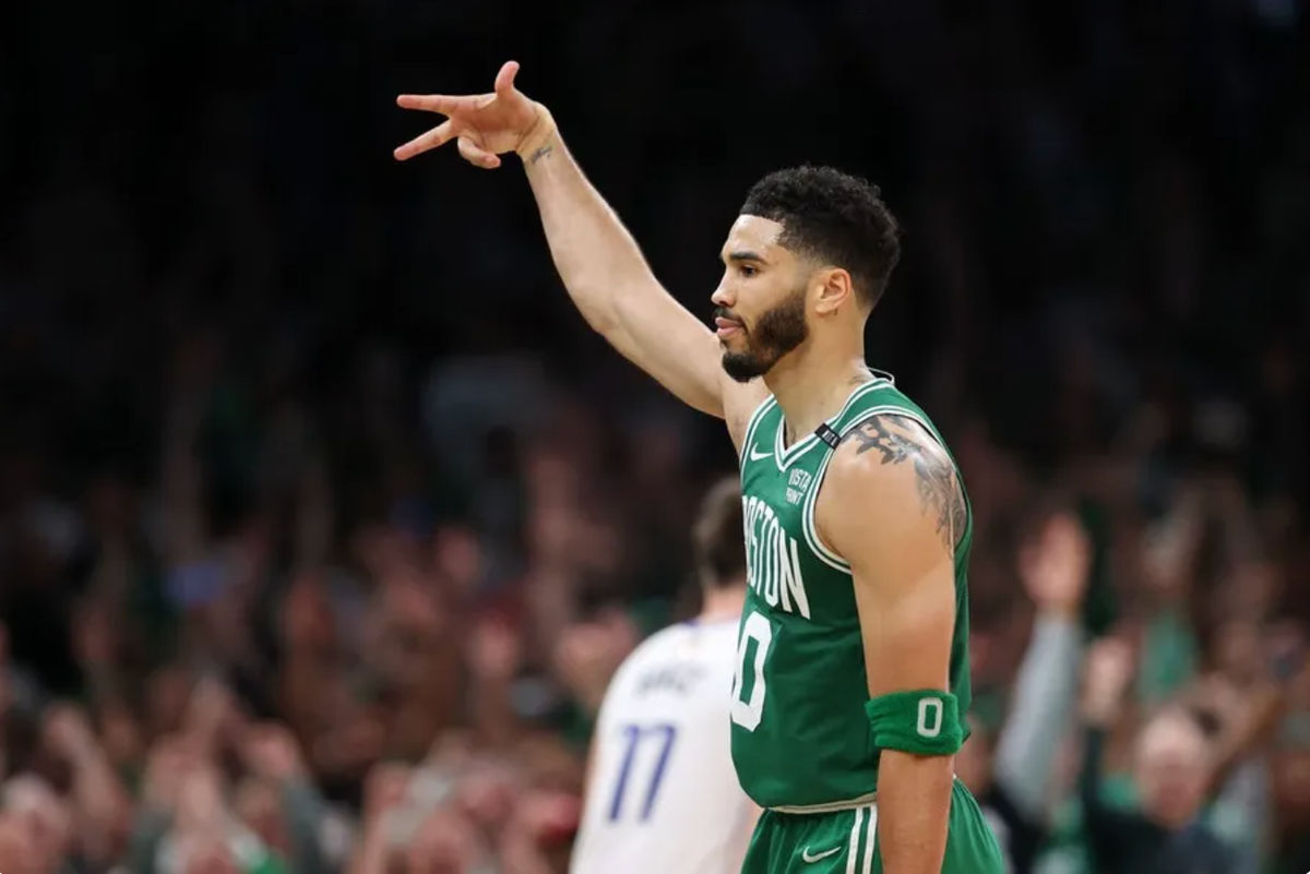 17 de junio de 2024; Boston, Massachusetts, EE. UU.; El delantero de los Boston Celtics, Jayson Tatum (0), reacciona después de una jugada contra los Dallas Mavericks durante el segundo cuarto del quinto juego de las Finales de la NBA de 2024 en el TD Garden. Crédito obligatorio: Peter Casey-USA TODAY Sports