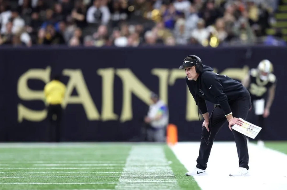 O técnico do Saints, Dennis Allen, olha durante o segundo tempo contra o New York Giants no Caesars Superdome. créditos: Stephen Lew-USA TODAY Sports