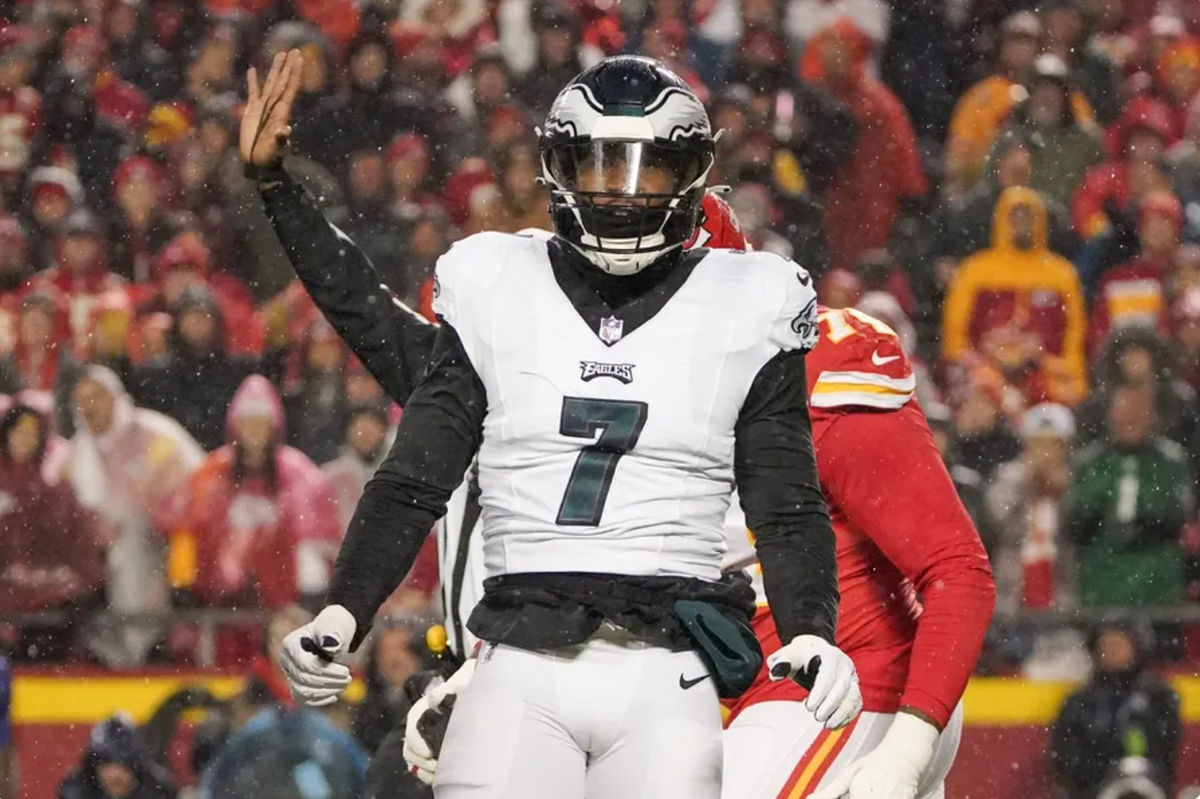 20 de noviembre de 2023; Kansas City, Missouri, EE. UU.; El apoyador de los Philadelphia Eagles, Haason Reddick (7), celebra después de una captura contra los Kansas City Chiefs durante el juego en el GEHA Field del Arrowhead Stadium. Crédito obligatorio: Denny Medley-Imagn Images