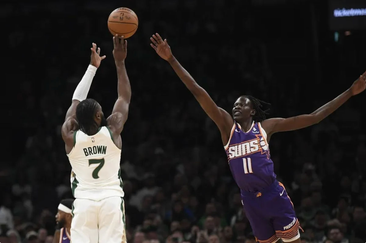 14 de março de 2024; Boston, Massachusetts, EUA; O armador do Boston Celtics Jaylen Brown (7) arremessa a bola sobre o pivô do Phoenix Suns Bol Bol (11) durante o primeiro tempo no TD Garden. créditos: Bob DeChiara-USA TODAY Sports