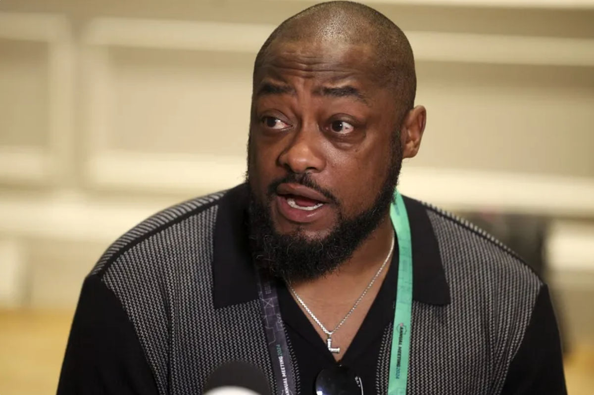 25 de marzo de 2024; Orlando, Florida, EE. UU.; El entrenador en jefe de los Pittsburgh Steelers, Mike Tomlin, habla con los medios durante las reuniones anuales de la liga de la NFL en el JW Marriott. Crédito obligatorio: Nathan Ray Seebeck-USA TODAY Sports