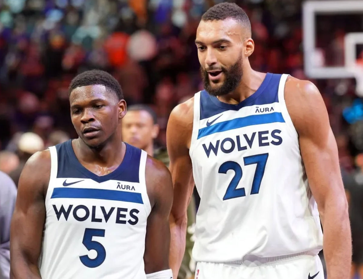 26 de abril de 2024; Phoenix, Arizona, EE. UU.; El base de los Minnesota Timberwolves, Anthony Edwards (5), y el pívot de los Minnesota Timberwolves, Rudy Gobert (27), conversan durante la primera mitad del tercer partido de la primera ronda de los playoffs de la NBA de 2024 contra los Phoenix Suns en el Footprint Center. Créditos: Joe Camporeale-USA TODAY Sports