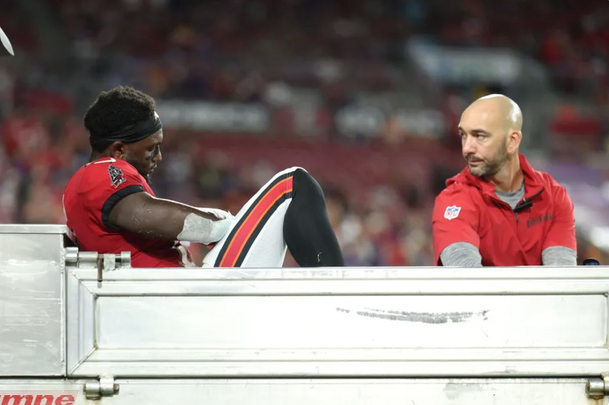 21 de octubre de 2024; Tampa, Florida, EE. UU.; El receptor abierto de los Tampa Bay Buccaneers, Chris Godwin (14), es sacado del campo en camilla contra los Baltimore Ravens en el cuarto cuarto en el Raymond James Stadium. Crédito obligatorio: Nathan Ray Seebeck-Imagn Images
