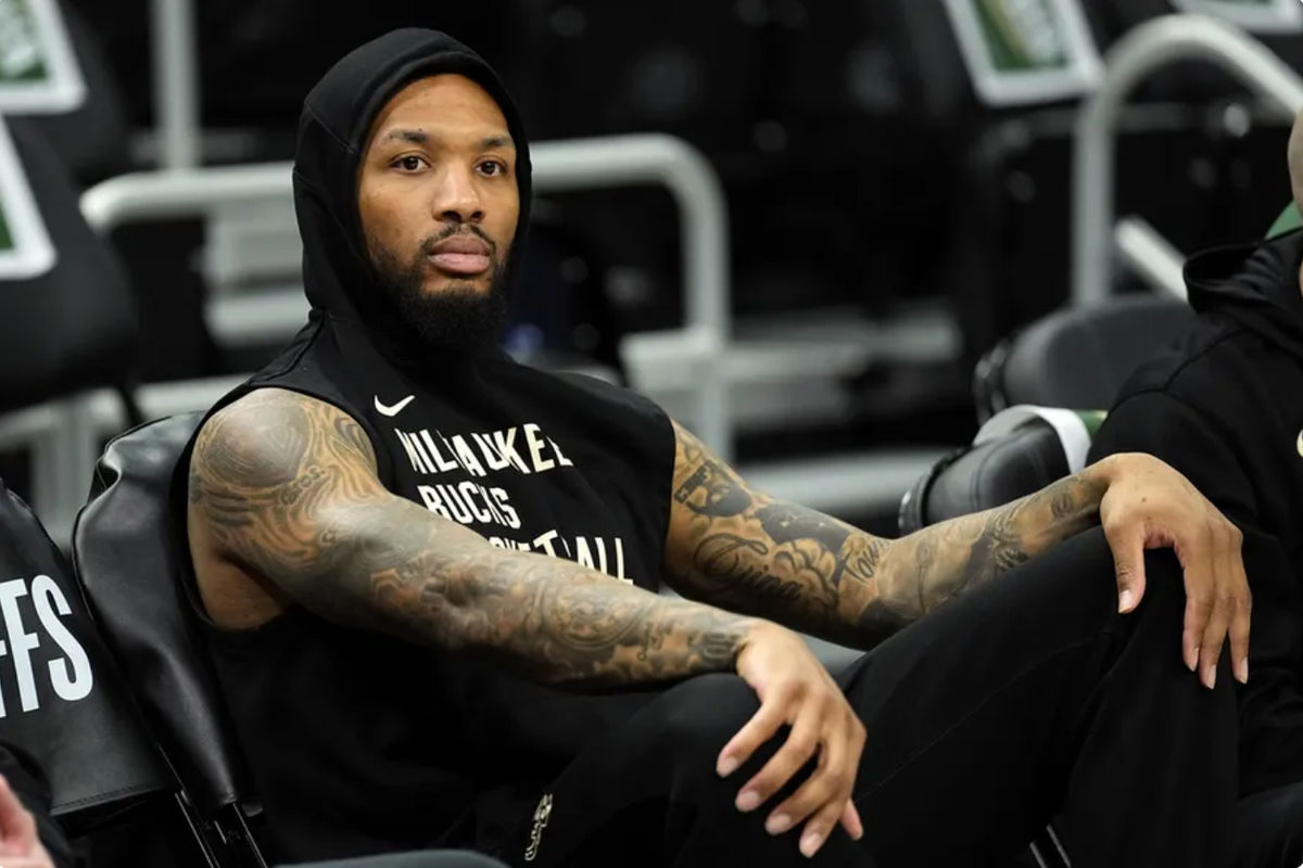 Wisconsin, EE. UU.; El base de los Milwaukee Bucks, Damian Lillard (0), observa durante el calentamiento previo al quinto partido de la primera ronda de los playoffs de la NBA de 2024 contra los Indiana Pacers en el Fiserv Forum. Crédito obligatorio: Jeff Hanisch-Imagn Images