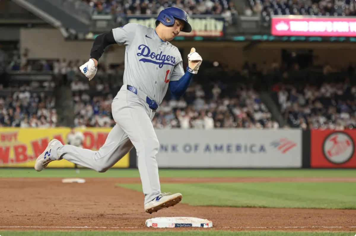 8 de junio de 2024; Bronx, Nueva York, EE. UU.; El bateador designado de los Dodgers de Los Ángeles, Shohei Ohtani (17), pasa por la tercera base y anota con un doble del primera base Freddie Freeman (no aparece en la foto) durante la novena entrada contra los Yankees de Nueva York en el Yankee Stadium. Crédito obligatorio: Vincent Carchietta-Imagn Images