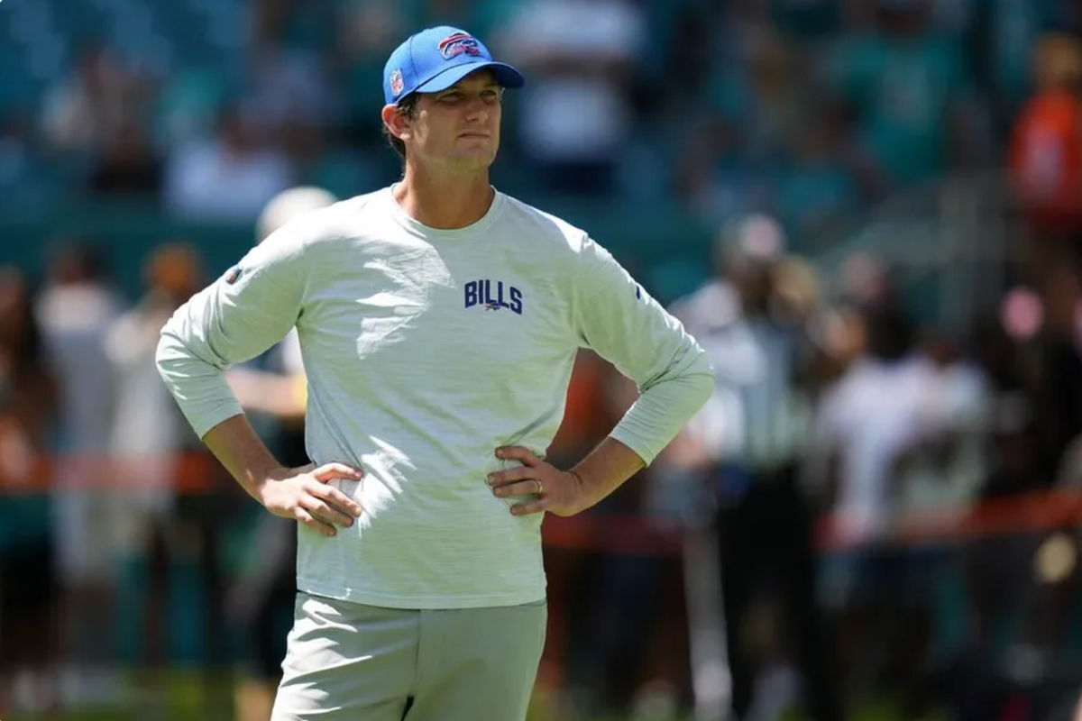 25 de septiembre de 2022; Miami Gardens, Florida, EE. UU.; El coordinador ofensivo de los Buffalo Bills, Ken Dorsey, se encuentra en el campo antes del partido entre los Miami Dolphins y los Buffalo Bills en el Hard Rock Stadium. Créditos: Jasen Vinlove-USA TODAY Sports