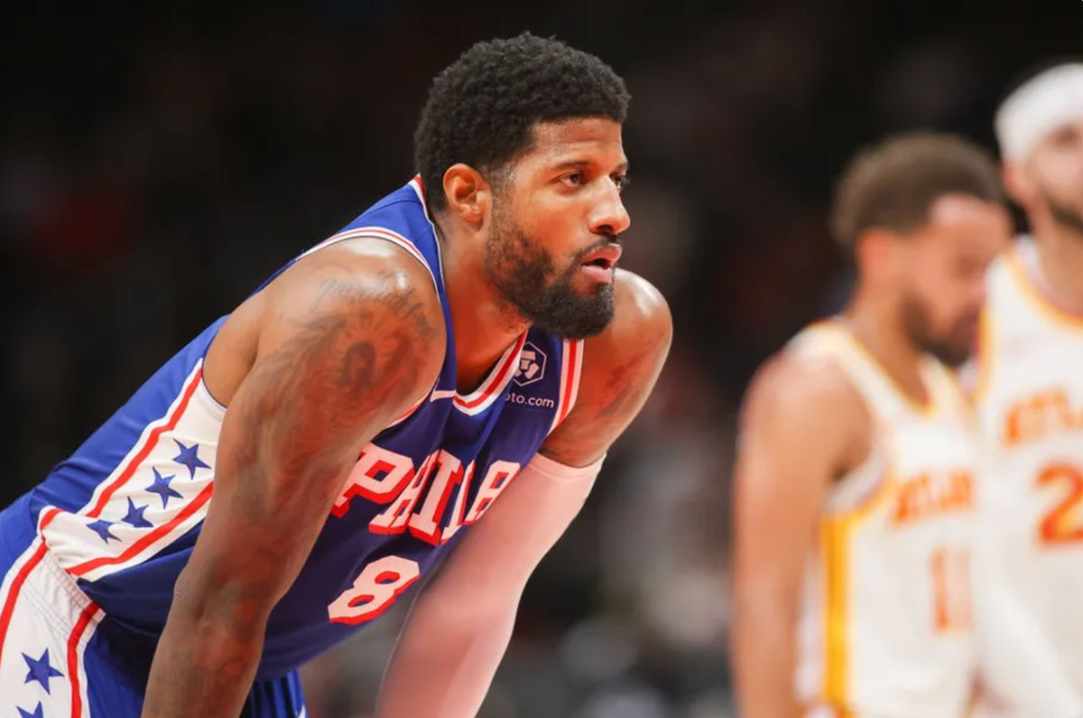 14 de octubre de 2024; Atlanta, Georgia, EE. UU.; El delantero de los Philadelphia 76ers Paul George (8) en acción contra los Atlanta Hawks en el segundo cuarto en el State Farm Arena. Crédito obligatorio: Brett Davis-Imagn Images