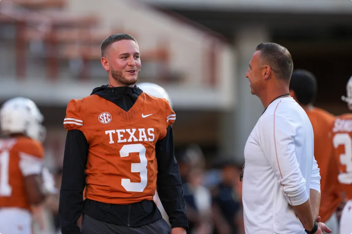 21 de septiembre de 2024; Austin, Texas, EE. UU.; El mariscal de campo de los Texas Longhorns, Quinn Ewers (3), habla con el entrenador en jefe Steve Sarkisian antes del partido contra Louisiana Monroe Warhawks en el Darrell K Royal-Texas Memorial Stadium. Crédito obligatorio: Daniel Dunn-Imagn Images