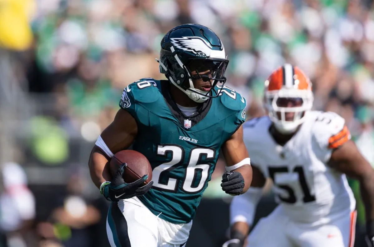 13 de octubre de 2024; Filadelfia, Pensilvania, EE. UU.; El corredor de los Philadelphia Eagles, Saquon Barkley (26), corre con el balón contra los Cleveland Browns durante el primer cuarto en el Lincoln Financial Field. Crédito obligatorio: Bill Streicher-Imagn Images