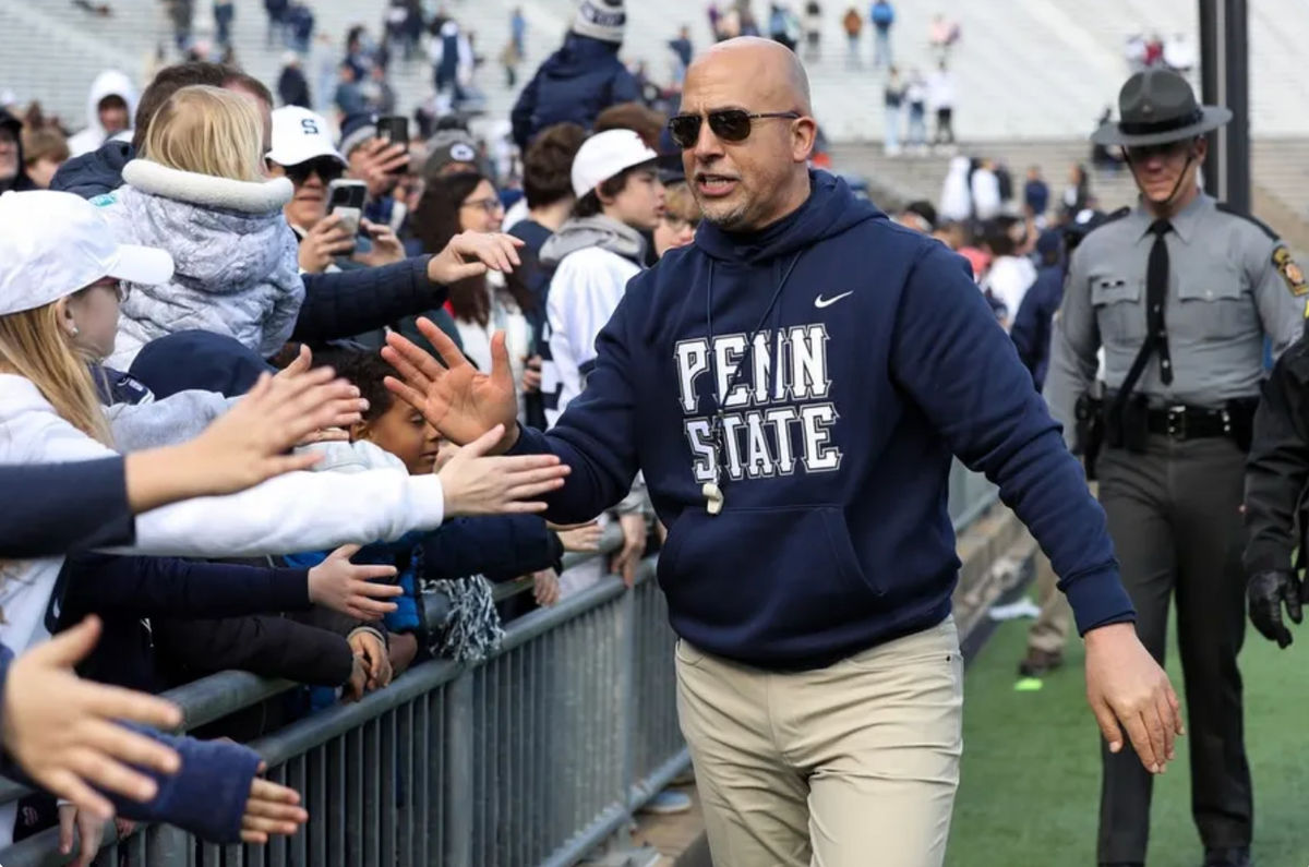 13 de abril de 2024; University Park, PA, EE. UU.; El entrenador en jefe de los Penn State Nittany Lions, James Franklin, estrecha la mano de los fanáticos luego de la conclusión del juego de primavera Blue White en el Beaver Stadium. El equipo White derrotó al equipo Blue 27-0. Crédito obligatorio: Matthew O'Haren-USA TODAY Sports
