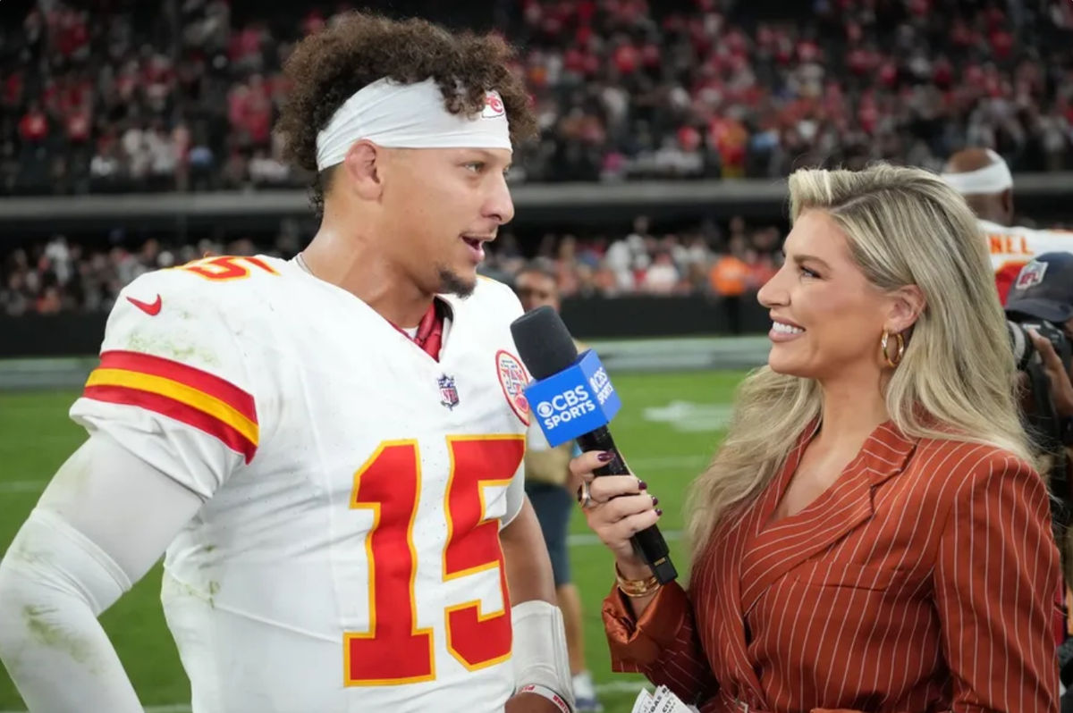 27 de octubre de 2024; Paradise, Nevada, EE. UU.; El mariscal de campo de los Kansas City Chiefs, Patrick Mahomes (15), es entrevistado por la reportera de CBS Sports, Melanie Collins, después del partido contra los Las Vegas Raiders en el Allegiant Stadium. Crédito obligatorio: Kirby Lee-Imagn Images