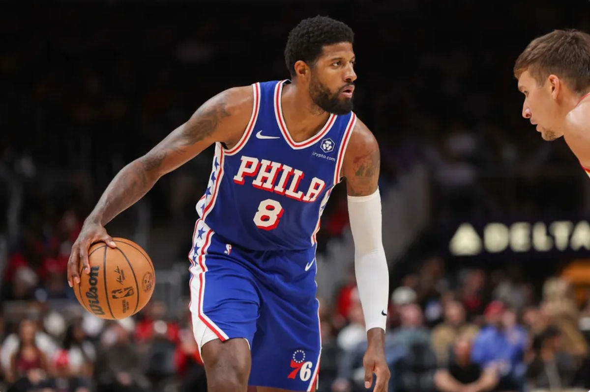 14 de octubre de 2024; Atlanta, Georgia, EE. UU.; El delantero de los Philadelphia 76ers, Paul George (8), dribla contra los Atlanta Hawks en el segundo cuarto en el State Farm Arena. Crédito obligatorio: Brett Davis-Imagn Images