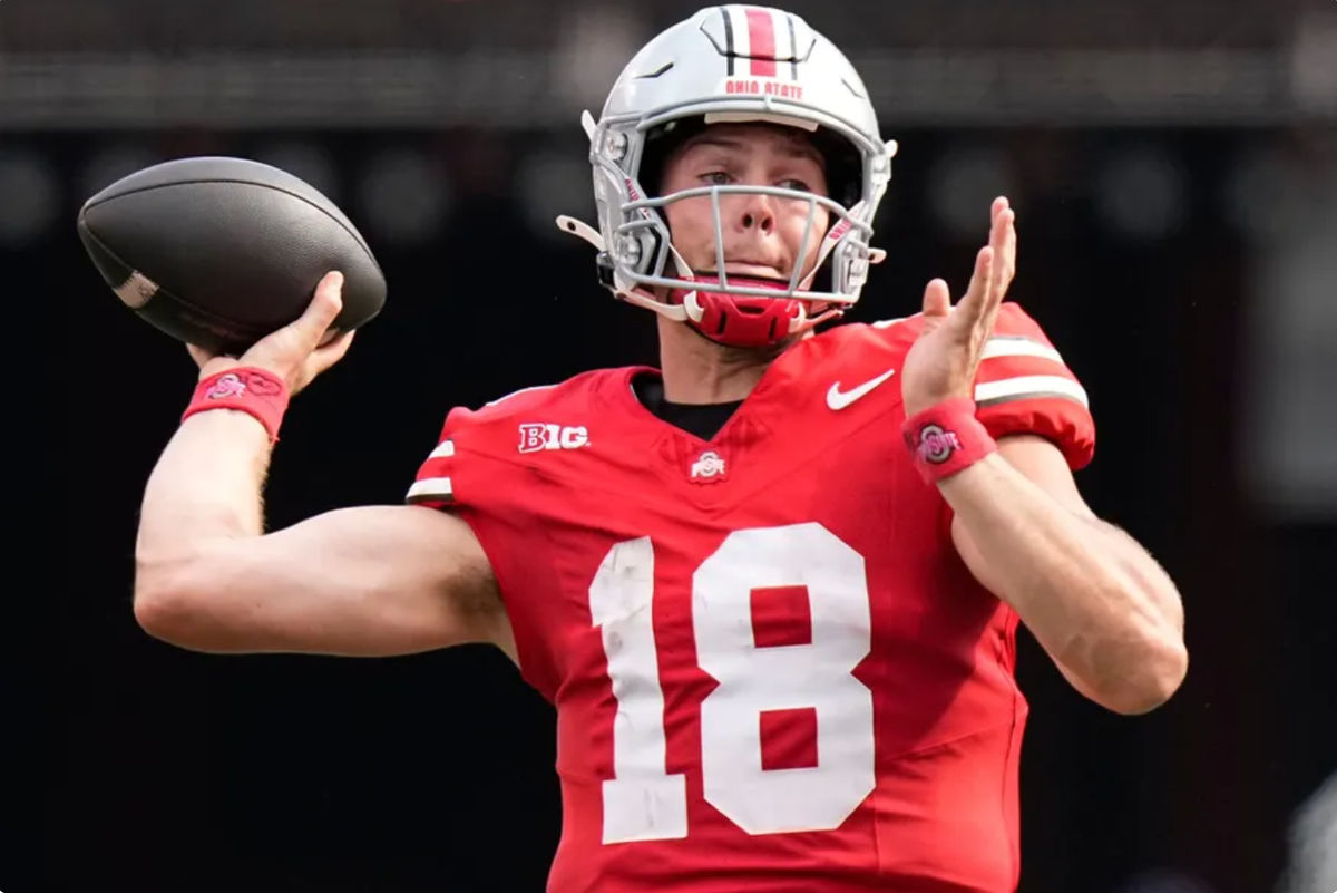 31 de agosto de 2024; Columbus, OH, EUA; O quarterback Will Howard (18) do Ohio State Buckeyes arremessa durante o jogo de futebol americano da NCAA contra o Akron Zips no Ohio Stadium. O Ohio State venceu por 52-6. FOTO USA TODAY SPORTS IMAGES