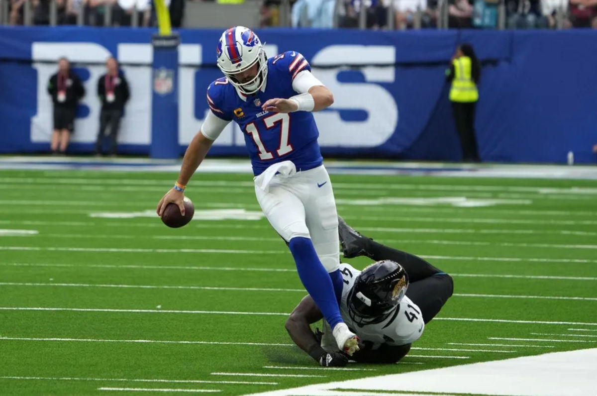 8 de octubre de 2023; Londres, Reino Unido, el mariscal de campo de los Buffalo Bills, Josh Allen (17), lleva el balón contra el apoyador de los Jacksonville Jaguars, Josh Allen (41), durante la primera mitad de un juego de la Serie Internacional de la NFL en el Tottenham Hotspur Stadium. Crédito obligatorio: Kirby Lee-Imagn Images
