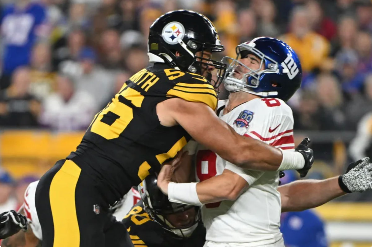28 de outubro de 2024; Pittsburgh, Pensilvânia, EUA; O quarterback do New York Giants, Daniel Jones (8), é atingido pelo linebacker do Pittsburgh Steelers, Alex Highsmith (56), durante o primeiro quarto no Acrisure Stadium. Crédito obrigatório: Barry Reeger-Imagn Images