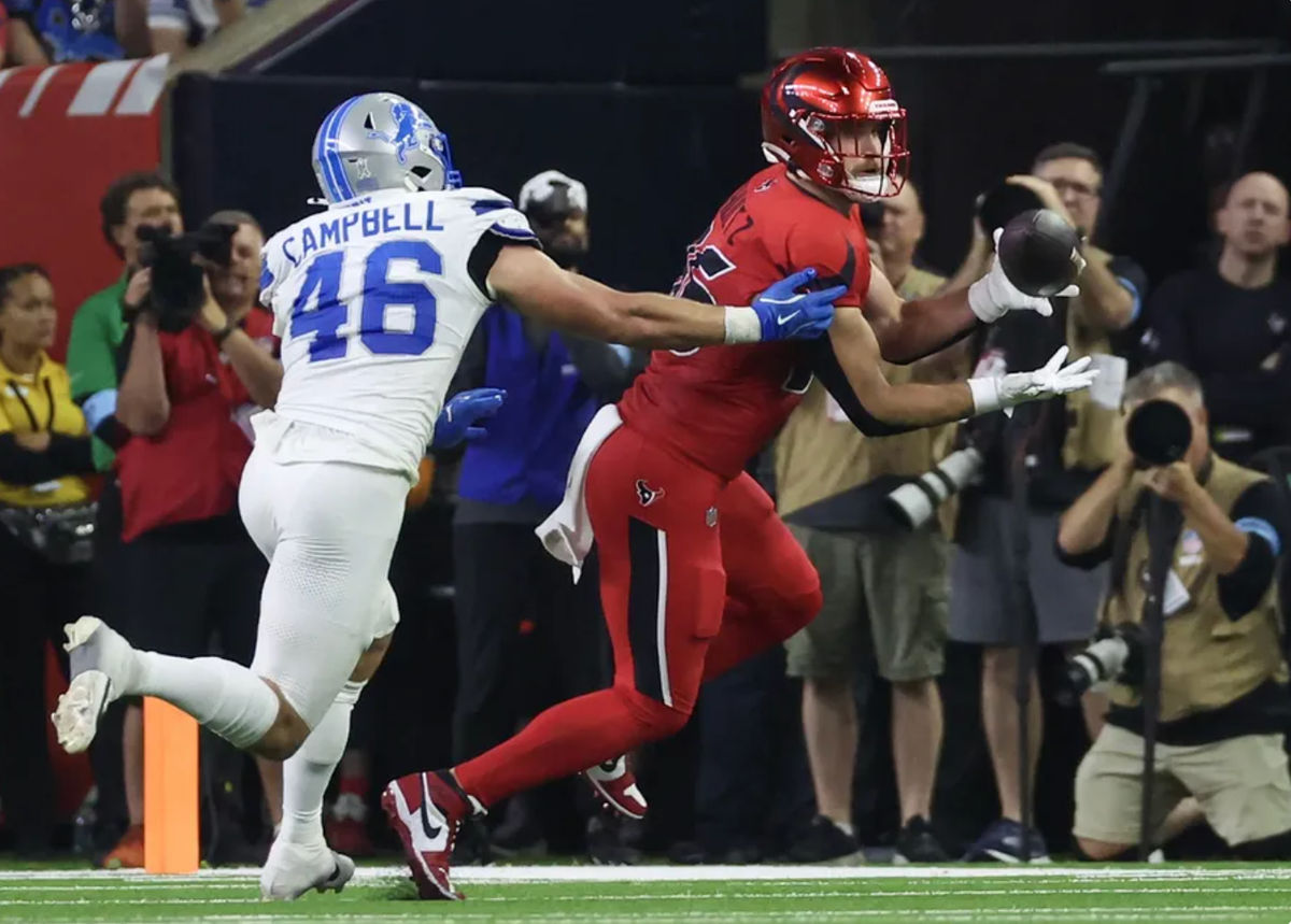 10 de noviembre de 2024; Houston, Texas, EE. UU.; El ala cerrada de los Houston Texans, Dalton Schultz (86), atrapa un pase contra el apoyador de los Detroit Lions, Jack Campbell (46), en el segundo cuarto en el NRG Stadium. Crédito obligatorio: Thomas B. Shea-Imagn Images