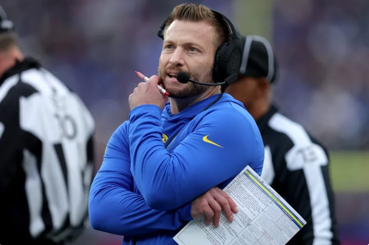 31 de diciembre de 2023; East Rutherford, Nueva Jersey, EE. UU.; El entrenador en jefe de Los Angeles Rams, Sean McVay, entrena contra los New York Giants durante el primer cuarto en el MetLife Stadium. Créditos: Brad Penner-USA TODAY Sports