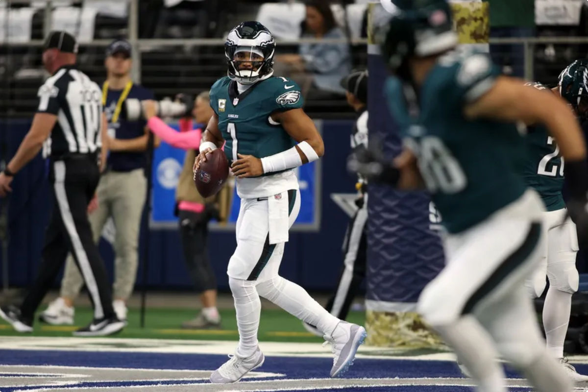 10 de noviembre de 2024; Arlington, Texas, EE. UU.; El mariscal de campo de los Philadelphia Eagles, Jalen Hurts (1), se encuentra en el campo antes del partido contra los Dallas Cowboys en el estadio AT&T. Crédito obligatorio: Tim Heitman-Imagn Images