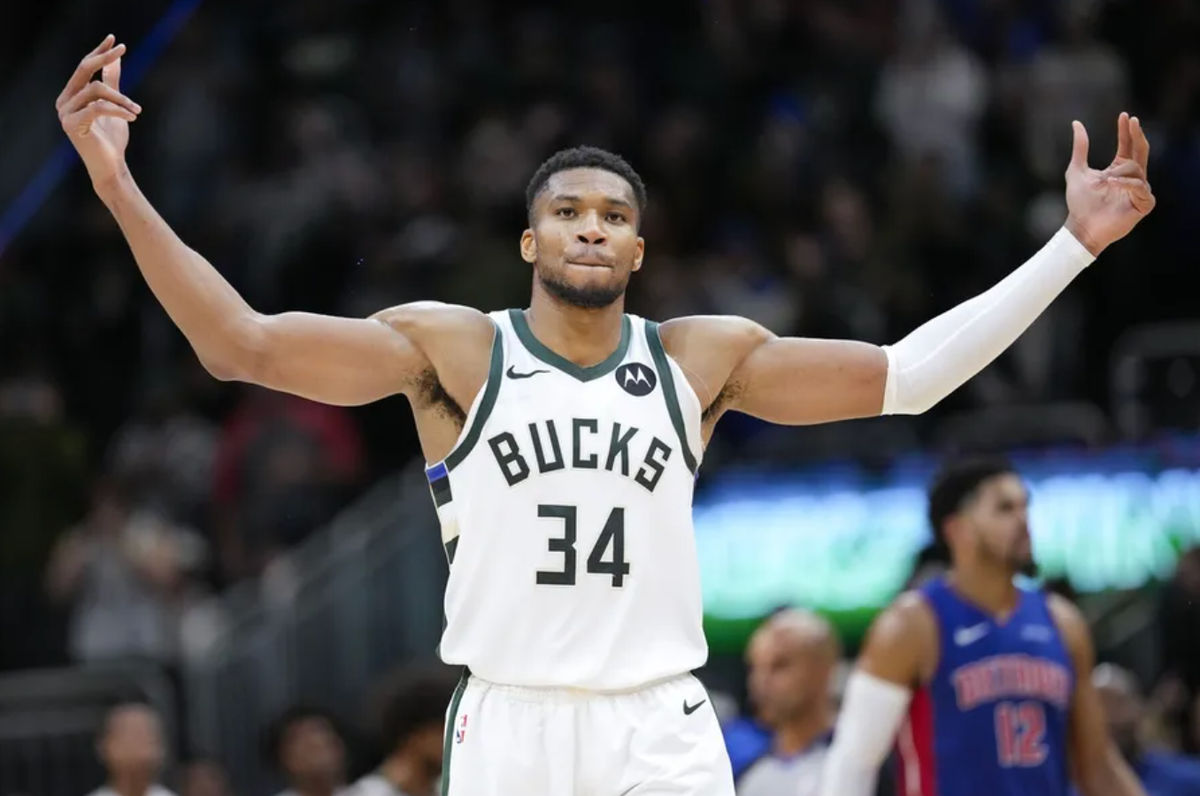 13 de noviembre de 2024; Milwaukee, Wisconsin, EE. UU.; El delantero de los Milwaukee Bucks, Giannis Antetokounmpo (34), celebra después del partido contra los Detroit Pistons en el Fiserv Forum. Crédito obligatorio: Jeff Hanisch-Imagn Images