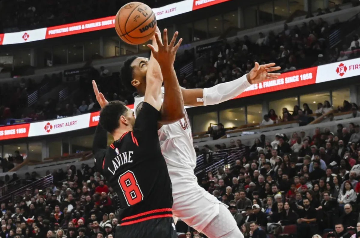 El base de los Cleveland Cavaliers, Donovan Mitchell (45), se dirige a la canasta contra el base de los Chicago Bulls, Zach LaVine (8), durante la primera mitad en el United Center. Crédito obligatorio: Matt Marton-Imagn Images
