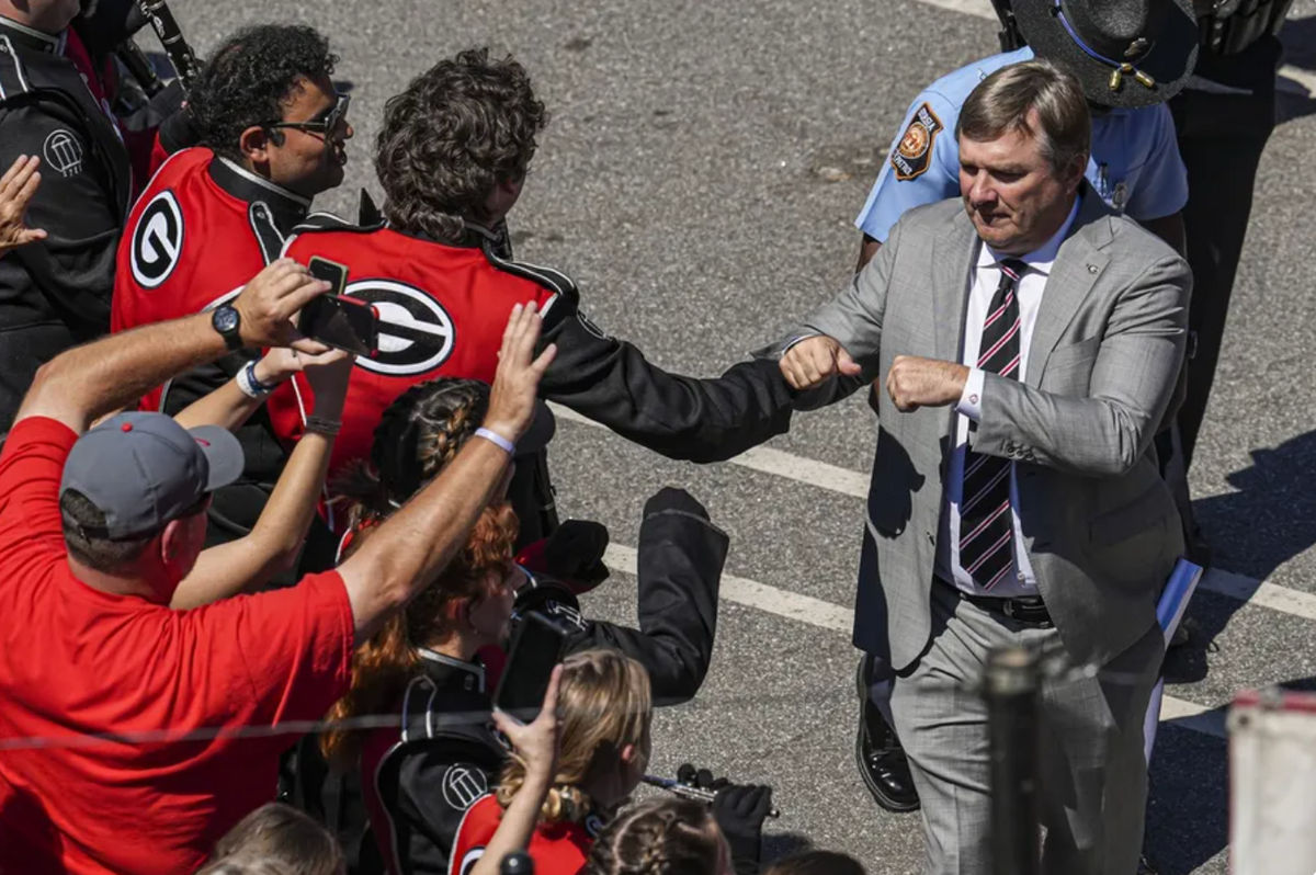O técnico do Georgia Bulldogs, Kirby Smart, lidera seu time de duas derrotas em território desconhecido contra o Tennessee esta semana. Crédito obrigatório: Dale Zanine-Imagn Images