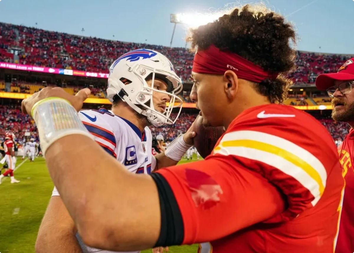 16 de octubre de 2022; Kansas City, Missouri, EE. UU.; El mariscal de campo de los Buffalo Bills, Josh Allen (17), abraza al mariscal de campo de los Kansas City Chiefs, Patrick Mahomes (15), después de un partido en el GEHA Field del Arrowhead Stadium. Créditos: Jay Biggerstaff-USA TODAY Sports