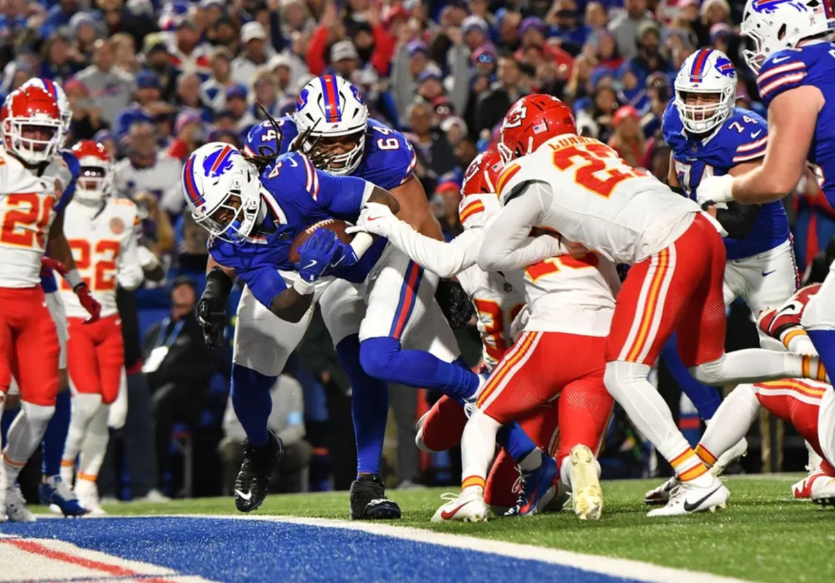 17 de novembro de 2024; Orchard Park, Nova York, EUA; O running back do Buffalo Bills, James Cook (4), marca um touchdown contra o Kansas City Chiefs no segundo quarto no Highmark Stadium. Crédito obrigatório: Mark Konezny-Imagn Images