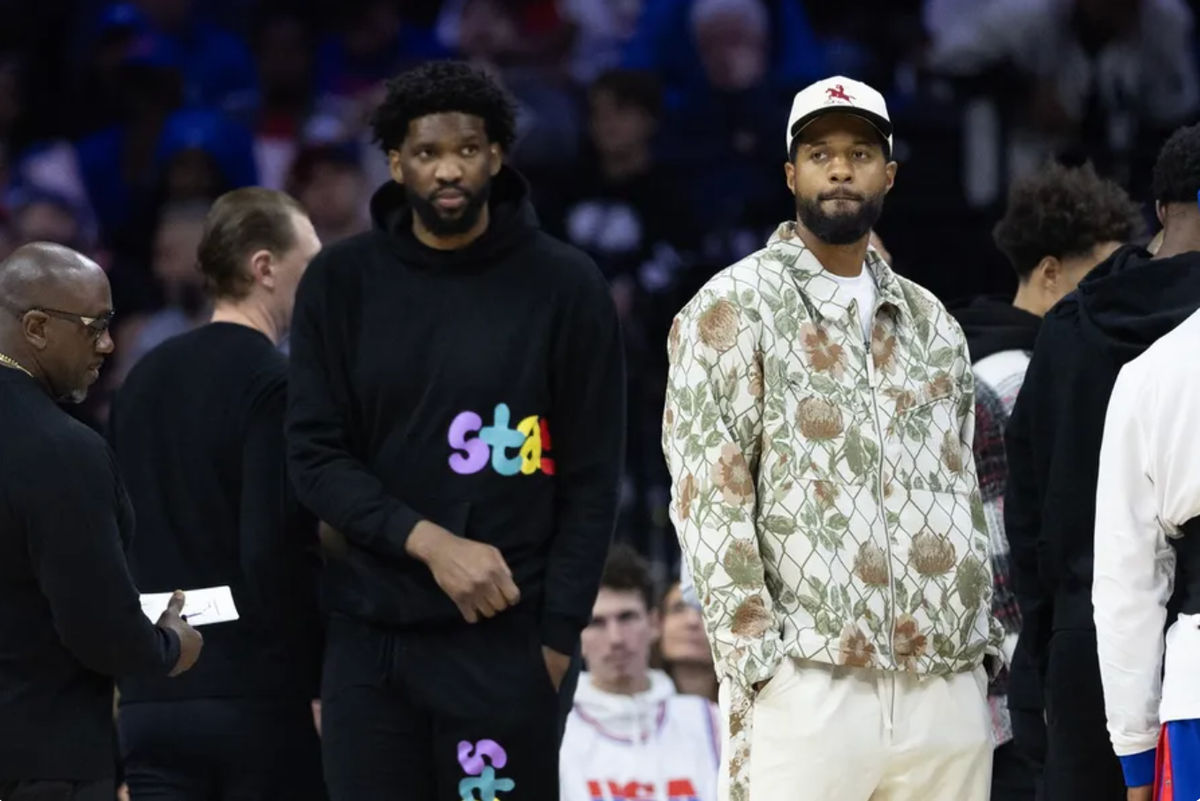 2 de noviembre de 2024; Filadelfia, Pensilvania, EE. UU.; Paul George (der.) y Joel Embiid (izq.) de los Philadelphia 76ers, lesionados, observan durante el primer cuarto contra los Memphis Grizzlies en el Wells Fargo Center. Crédito obligatorio: Bill Streicher-Imagn Images