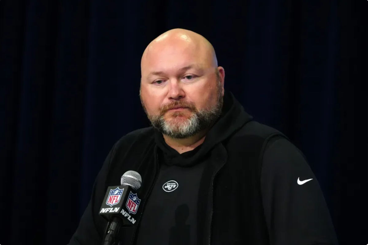 28 de febrero de 2024; Indianápolis, IN, EE. UU.; El gerente general de los New York Jets, Joe Douglas, habla en una conferencia de prensa en el NFL Scouting Combine en el Centro de Convenciones de Indiana. Crédito obligatorio: Kirby Lee-USA TODAY Sports