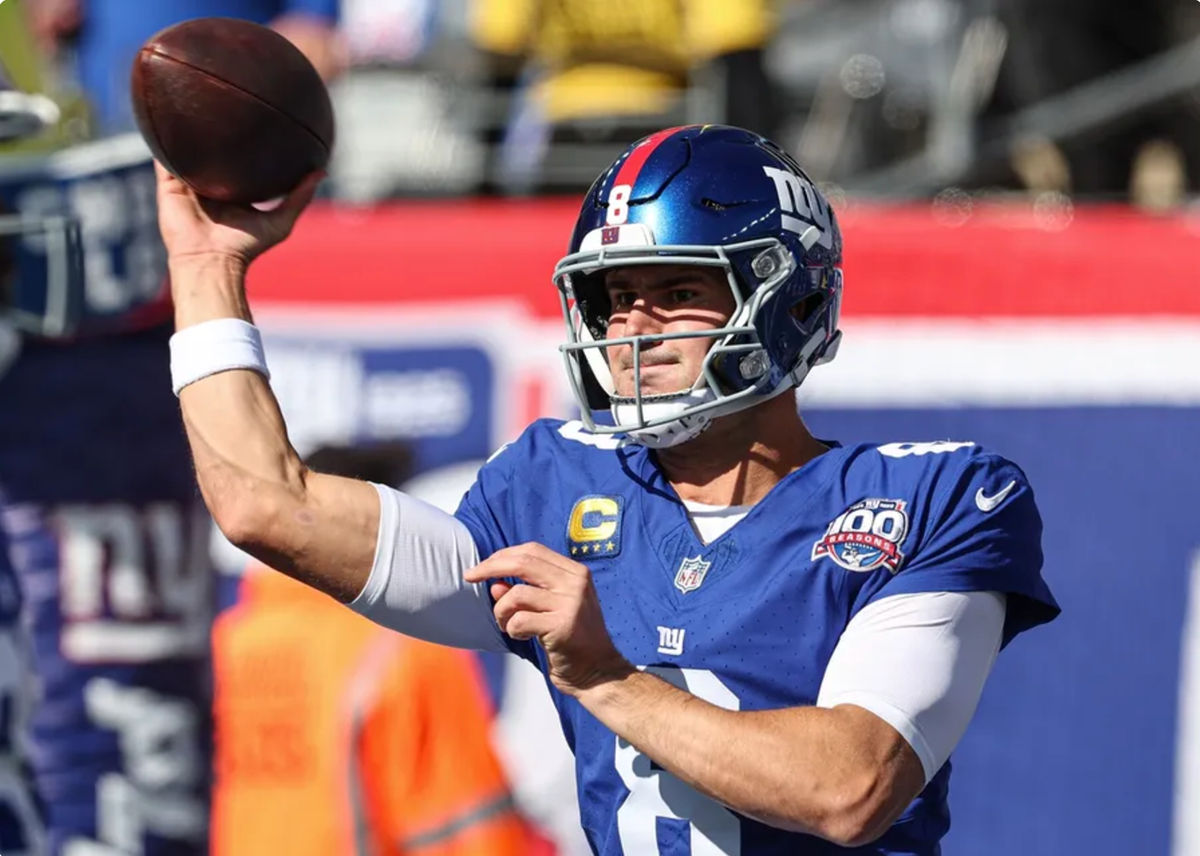 20 de outubro de 2024; East Rutherford, Nova Jersey, EUA; O quarterback do New York Giants, Daniel Jones (8), se aquece antes do jogo contra o Philadelphia Eagles no MetLife Stadium. Crédito obrigatório: Vincent Carchietta-Imagn Images