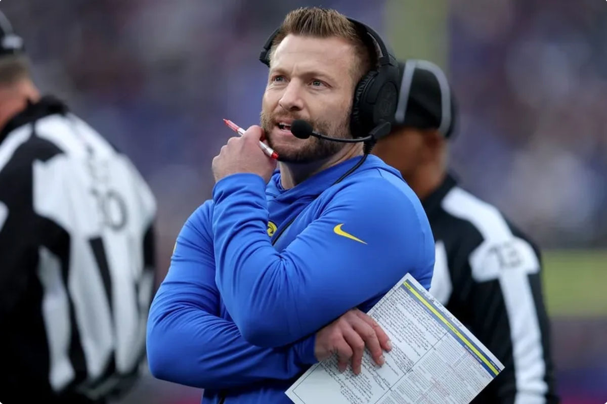 31 de diciembre de 2023; East Rutherford, Nueva Jersey, EE. UU.; El entrenador en jefe de Los Angeles Rams, Sean McVay, entrena contra los New York Giants durante el primer cuarto en el MetLife Stadium. Créditos: Brad Penner-USA TODAY Sports