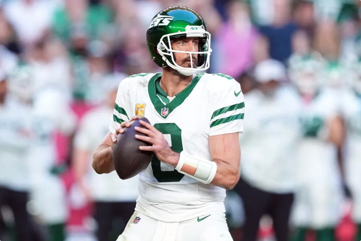 10 de noviembre de 2024; Glendale, Arizona, EE. UU.; El mariscal de campo de los New York Jets, Aaron Rodgers (8), realiza un pase contra los Arizona Cardinals durante la segunda mitad en el State Farm Stadium. Crédito obligatorio: Joe Camporeale-Imagn Images