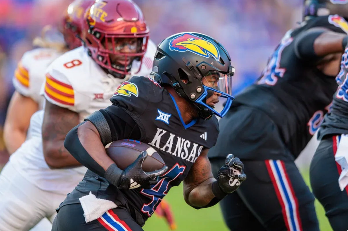 9 de noviembre de 2024; Kansas City, Missouri, EE. UU.; El corredor de los Kansas Jayhawks, Devin Neal (4), corre con el balón durante el primer cuarto contra los Iowa State Cyclones en el GEHA Field del Arrowhead Stadium. Crédito obligatorio: William Purnell-Imagn Images