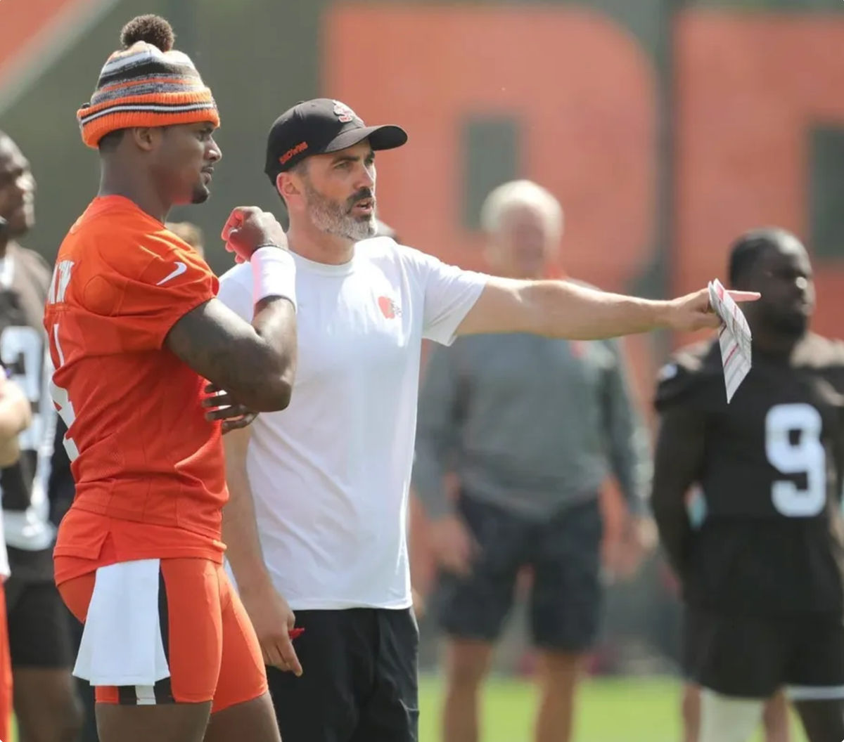 El mariscal de campo de los Browns, Deshaun Watson, habla con el entrenador en jefe Kevin Stefanski durante un entrenamiento fuera de temporada. Créditos: Phil Masturzo / USA TODAY NETWORK